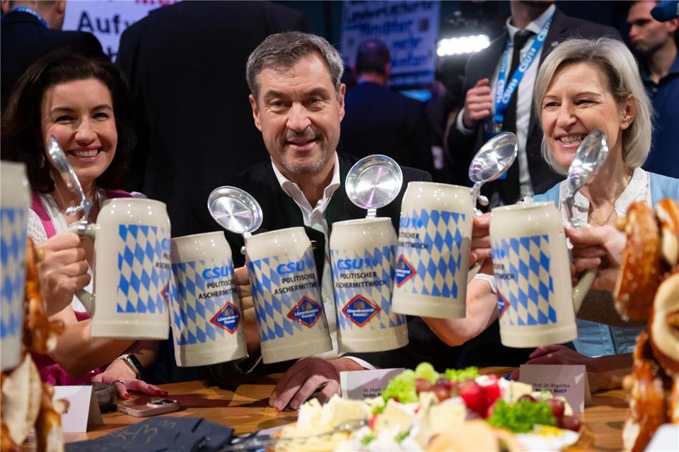 Angelika Niebler (r) ist eine der Stellvertreterinnen von CSU-Parteichef Markus Söder. (Archivbild)Sven Hoppe/dpa
