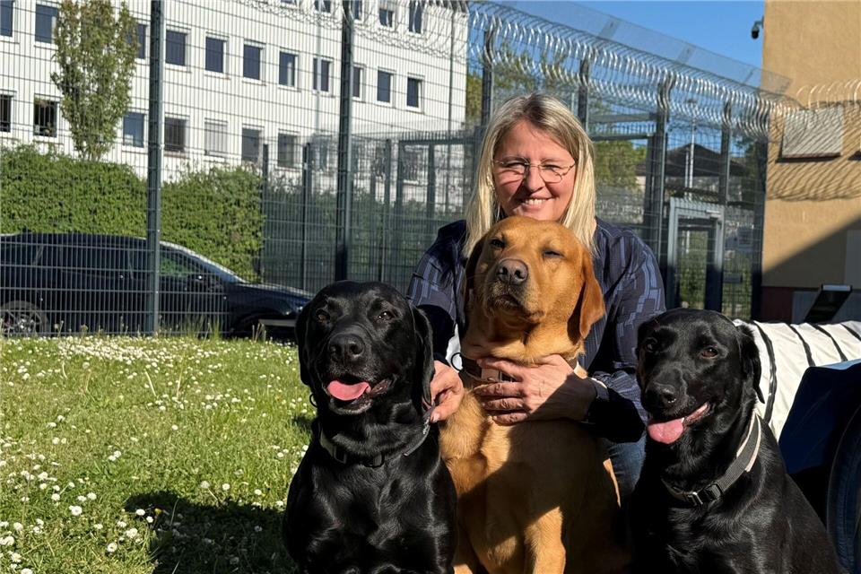 Angelika Simon, die Geschäftsleiterin der Jugendarresteinrichtung in Gelnhausen, bietet den Insassen seit fünf Jahren ein Training mit Hunden an, mit dem die jungen Menschen ihr Selbstbewusstsein und ihre Sozialkompetenz stärken können.Michael Bauer/dpa