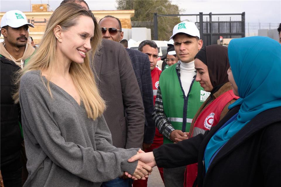 Angelina Jolie informierte sich am ägyptischen Grenzübergang Rafah über Hilfsmaßnahmen für den Gazastreifen.Mohammed Arafat/AP/dpa