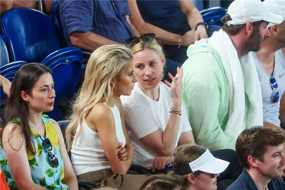 Angelique Kerber (3.v.l) bejubelte den Halbfinaleinzug von Alexander Zverev in der Arena.Frank Molter/dpa