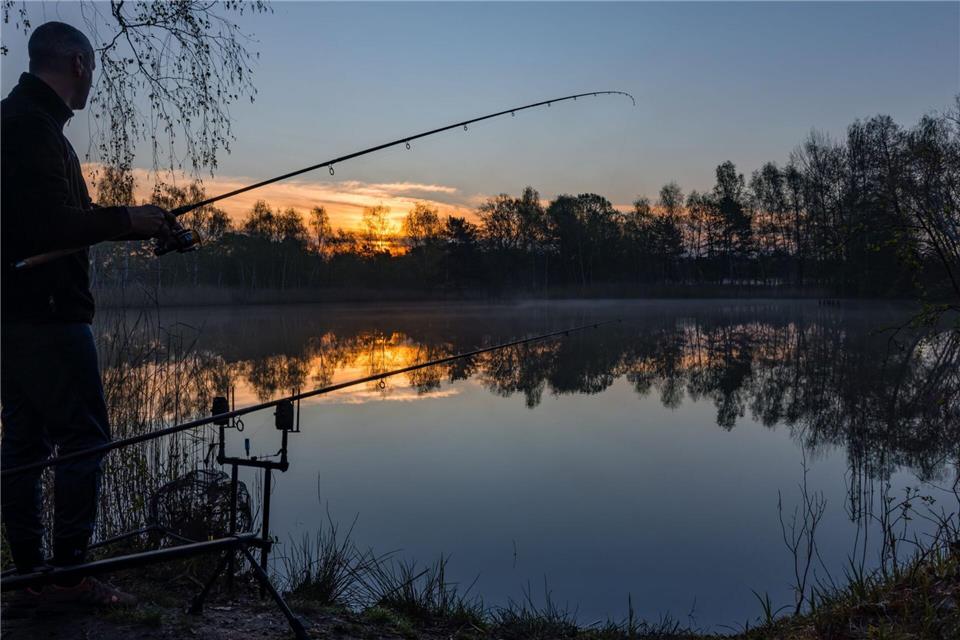 Angeln ist schön, Schwarzangeln strafbar. (Symbolbild)Frank Hammerschmidt/dpa