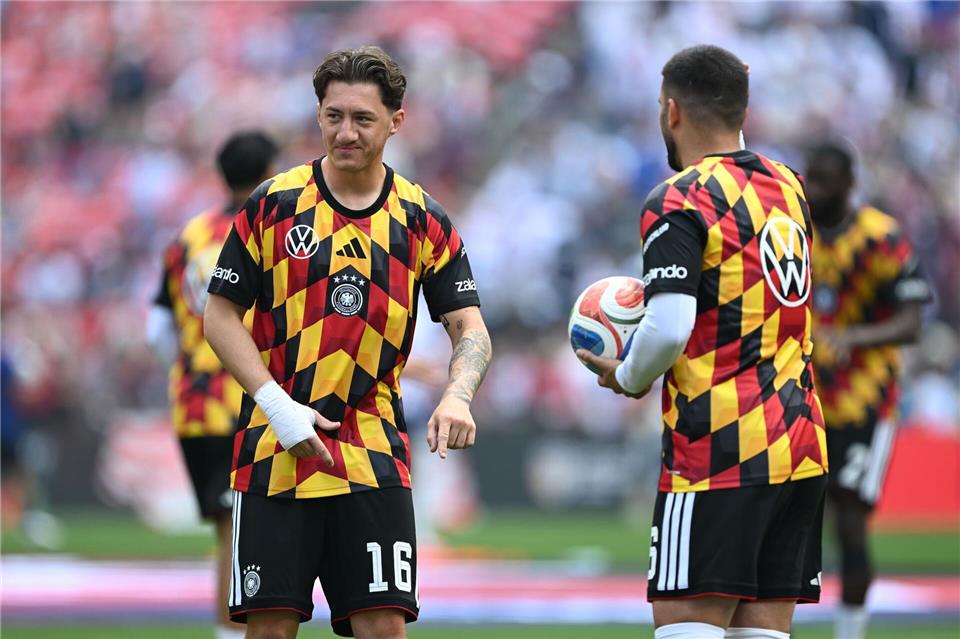 Angelo Stiller (l) im bunten DFB-Look.Federico Gambarini/dpa