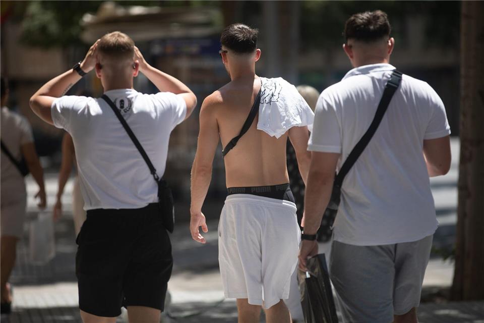 Angesagt bei jungen Männern: das klassische weiße T-Shirt. Aber auch: zeigen, was man hat. Blanke Brust? Tattoos? Waschbrettbauch? (Archivbild)Clara Margais/dpa