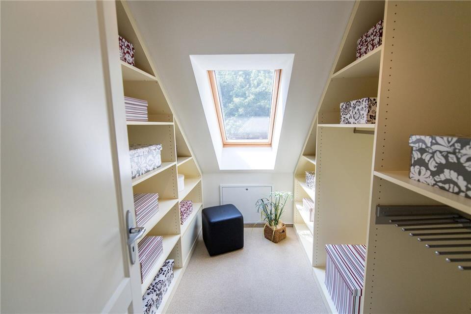 Angesagte Materialien: Rauchglas, matte Oberflächen und pastellige Farben schaffen ein modernes und harmonisches Ambiente im Kleiderschrank.Andrea Warnecke/dpa-tmn