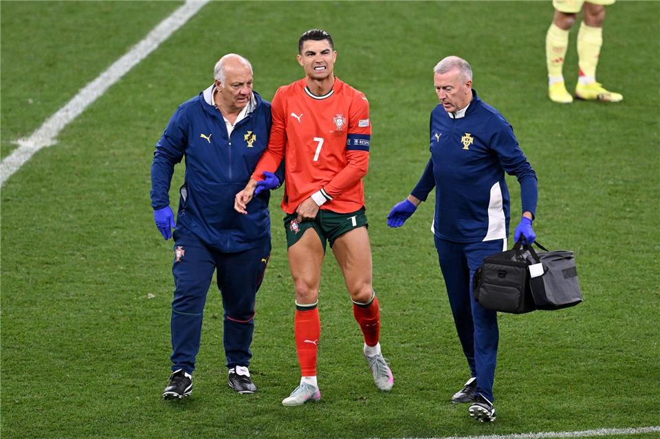 Angeschlagen ausgewechselt: Ronaldo kurz vor Beginn der Verlängerung.Sven Hoppe/dpa