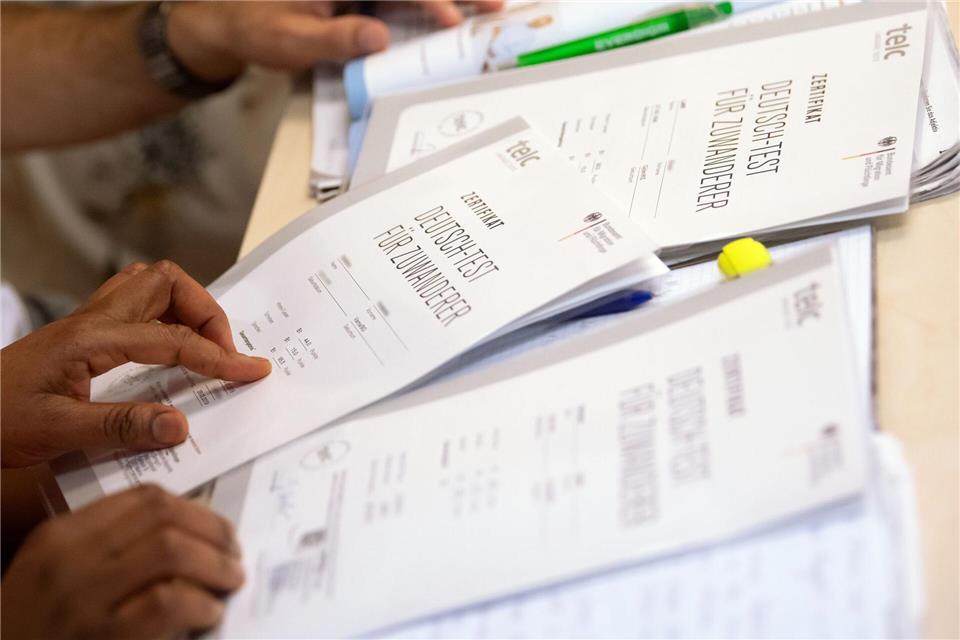 Angesichts der Einsparungen des Bundesinnenministeriums bei den Integrationskursen kommt Kritik von mehreren Seiten. (Symbolbild)Sven Hoppe/dpa