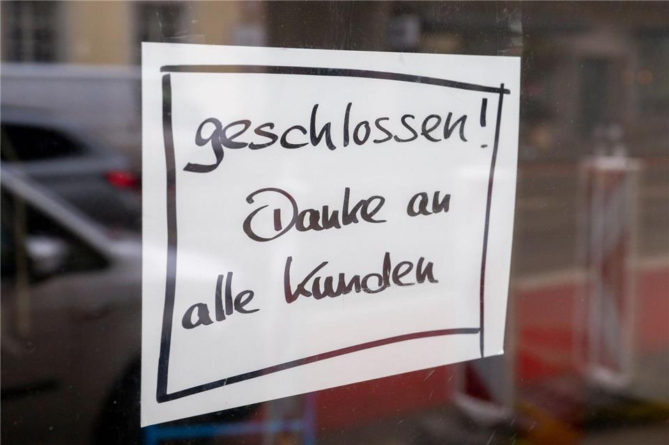Angesichts der Konkurrenz durch den Online-Handel haben es kleine Läden immer schwerer. Die Folge sind gesunkene Ladenmieten. (Symbolbild) Peter Kneffel/dpa