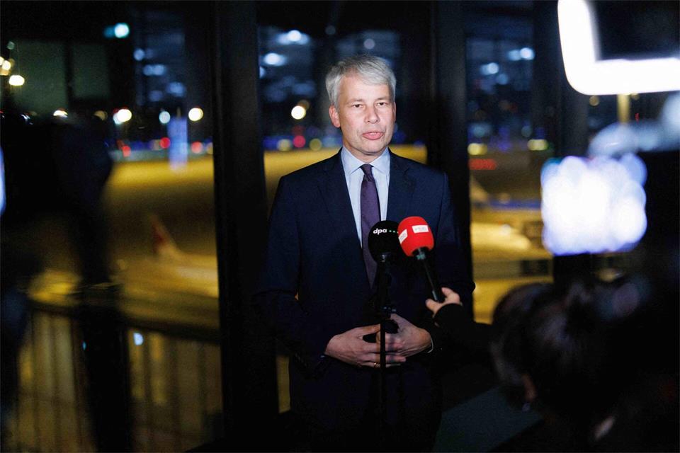 „Angesichts der aktuellen Lage handeln wir konsequent“, sagte Bundesverkehrsminister Steffen Bilger (CDU).Carsten Koall/dpa