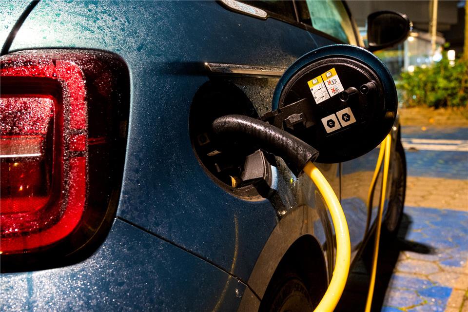 Angesichts der anhaltend hohen Spritpreise ist die ohnehin schon gewachsene Nachfrage nach E-Autos im März sprunghaft angestiegen.