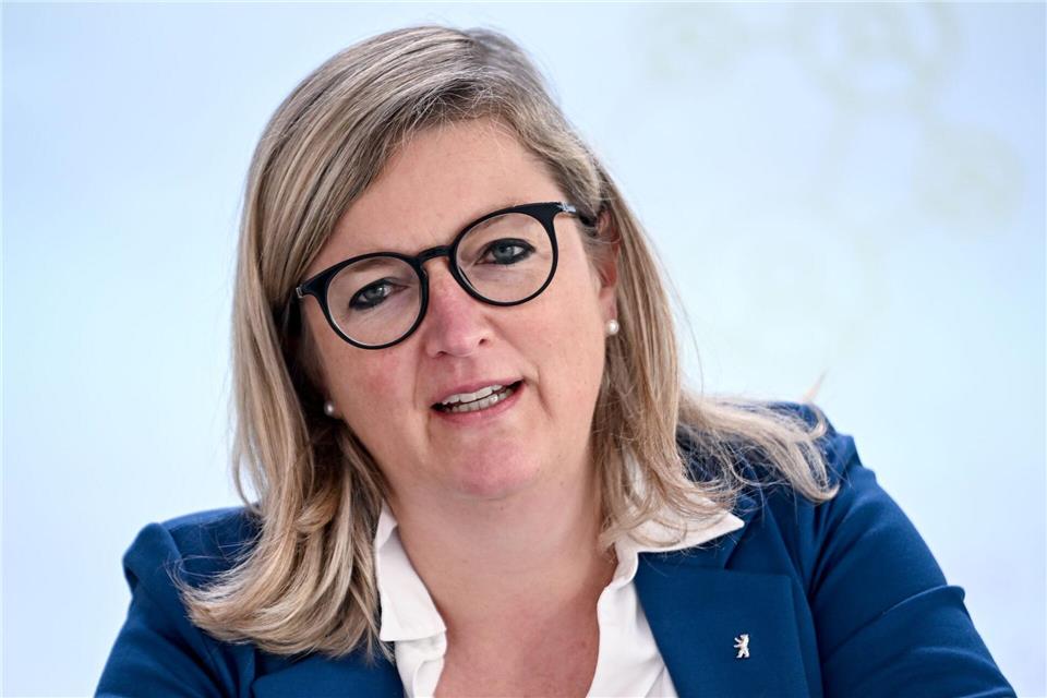 Angesichts der gestiegenen Spritpreise kann sich Brandenburgs Wirtschaftsministerin Martina Klement (CSU) eine zeitweilige Erhöhung der Pendlerpauschale vorstellen. (Archivbild)Britta Pedersen/dpa