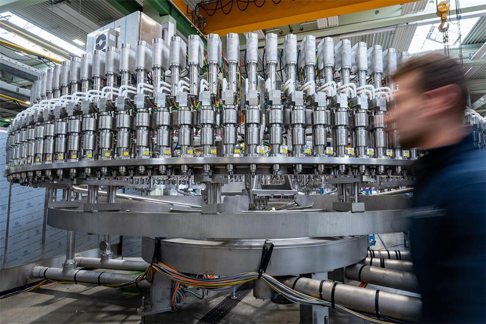 Angesichts der schwierigen Wirtschaftslage kommt es vor allem in der Industrie und im Handel zu Beschäftigungsabbau. (Archivbild)Armin Weigel/dpa