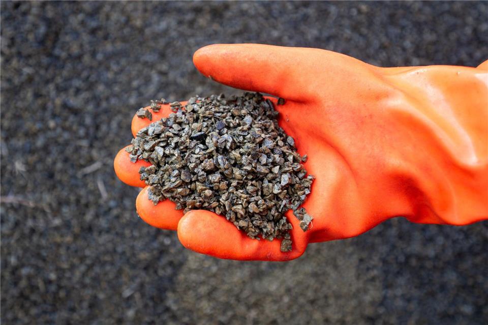 Angesichts des Winterwetters bleibt Splitt in Berlin gefragt. (Archivbild) Christophe Gateau/dpa