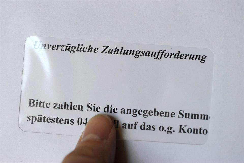 Angesichts gestiegener Lebenshaltungskosten geraten laut Wirtschaftsauskunftei Schufa mehr Menschen unter finanziellen Druck. (Symbolbild)Jens Kalaene/dpa-Zentralbild/dpa
