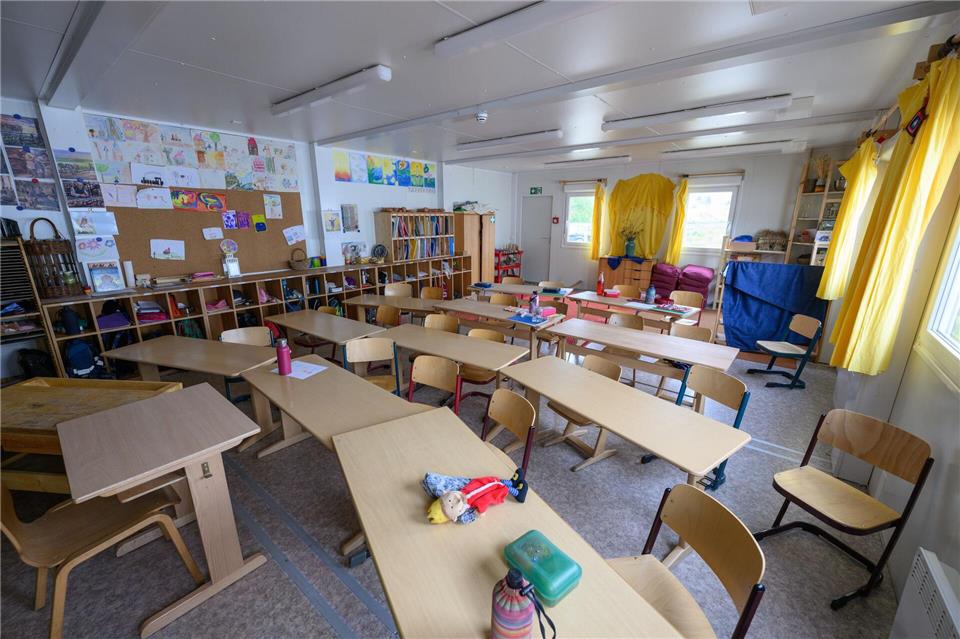 Mehr freie Schulen in Sachsen - Sorgen wegen Lehrermangels Angesichts sinkender Schülerzahlen müssen freie Schulen stärker als bisher werben.Robert Michael/dpa