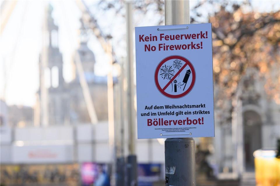 Angesichts von Verletzungen, Umweltbelastungen und hohen Folgekosten wird in Sachsen weiter über Einschränkungen für privates Feuerwerk diskutiert (Archivbild)Robert Michael/dpa
