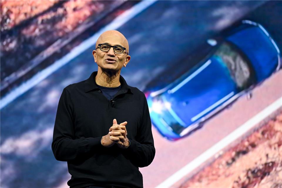 Angesichts wachsender Entfremdung Europas von den USA verspricht Microsoft-Chef Satya Nutella seinen Kunden Datensouveränität und -sicherheit.Sven Hoppe/dpa
