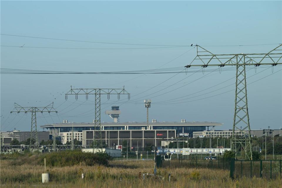 Angesichts zunehmender Drohnensichtungen - auch am Flughafen BER - wird über die Abwehr diskutiert. (Archivbild)Annette Riedl/dpa