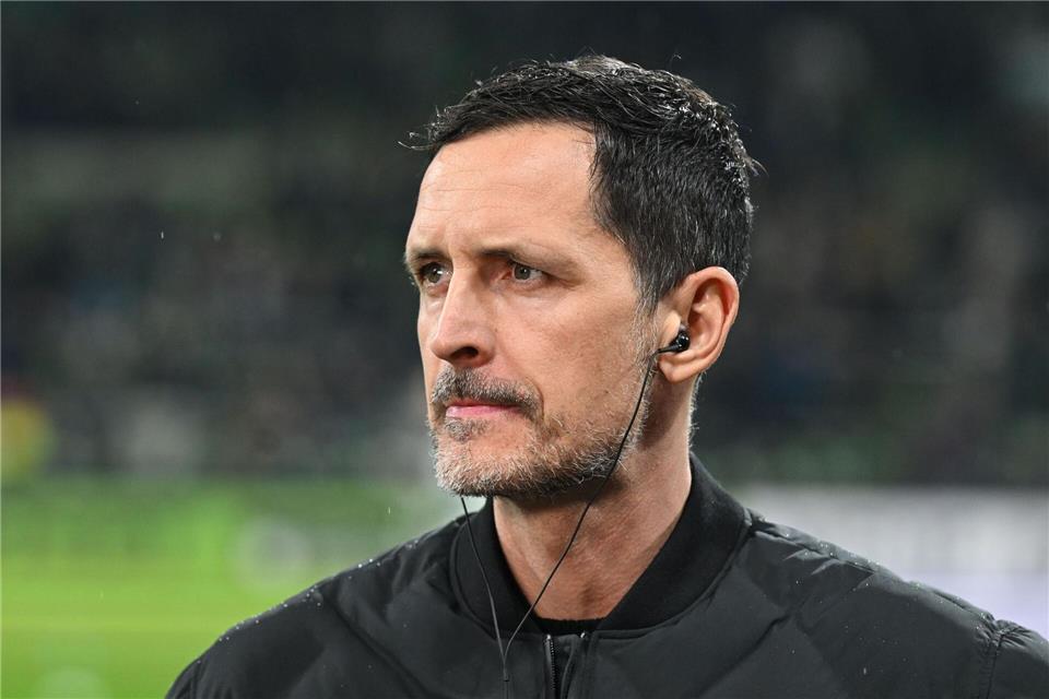 Angespannt vor dem Anpfiff: Frankfurts Trainer Dino Toppmöller. dpa
