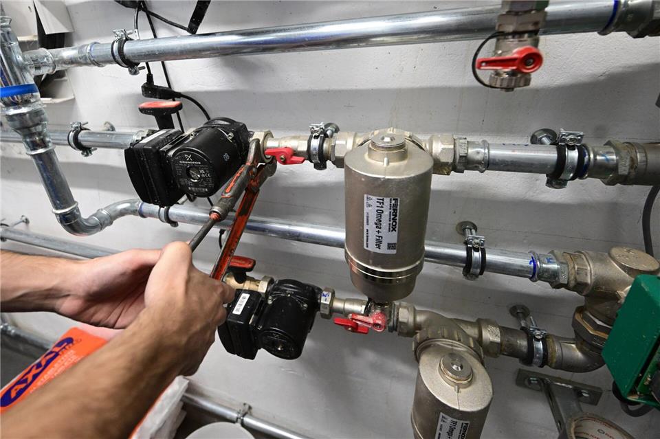 Angestellte und Arbeiter im Sanitär-, Heizungs- und Klimagewerbe Schleswig-Holstein bekommen mehr Geld. (Symbolbild) Bernd Weißbrod/dpa