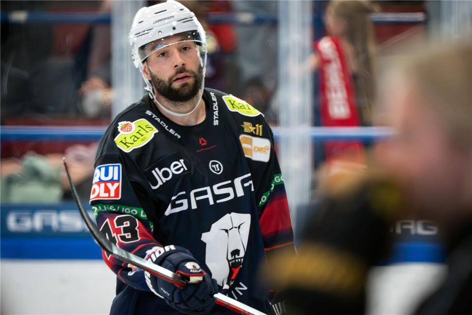 Angreifer Andreas Eder erzielte beim Sieg der Eisbären Berlin gegen Wolfsburg den entscheidenden Treffer.Soeren Stache/dpa