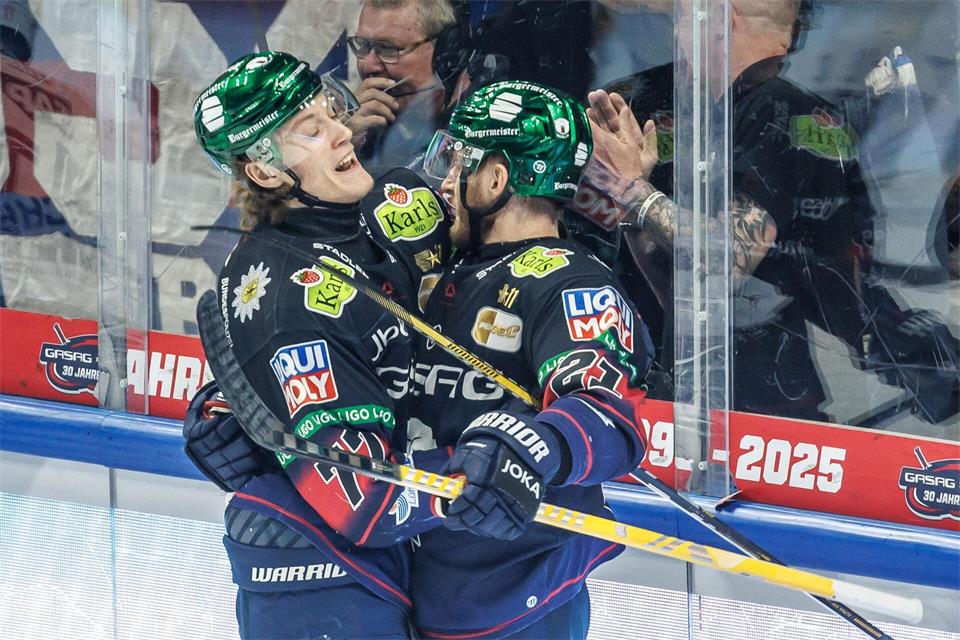 Angreifer Eric Hördler (l.) erzielte beim Sieg der Eisbären Berlin gegen Herning Blue Fox in der CHL das 2:0. (Archivbild)Andreas Gora/dpa