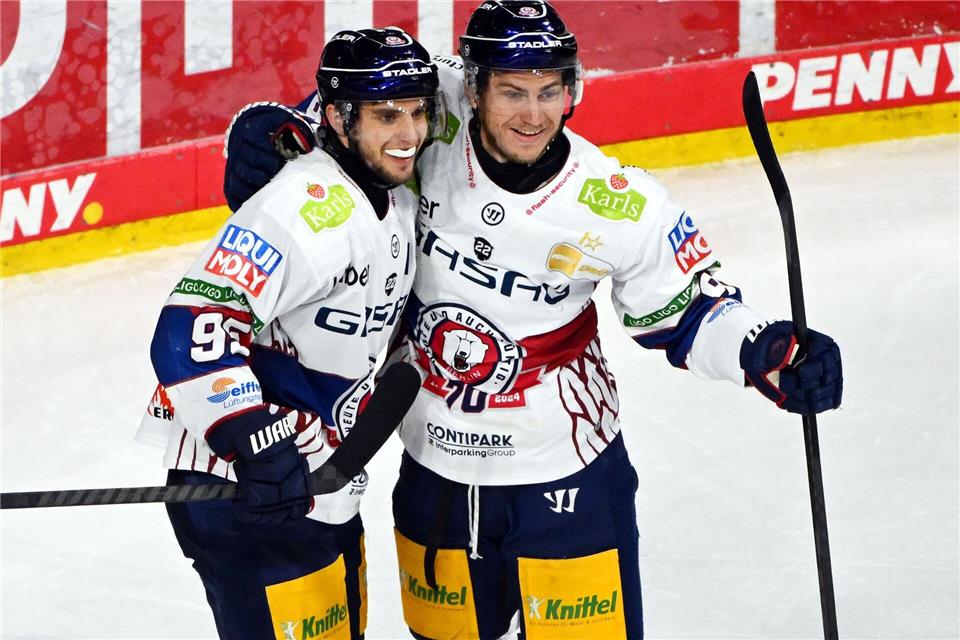 Angreifer Frederik Tiffels (l.) traf zum 4:1 der Eisbären Berlin bei den Grizzlys Wolfsburg.Uli Deck/dpa