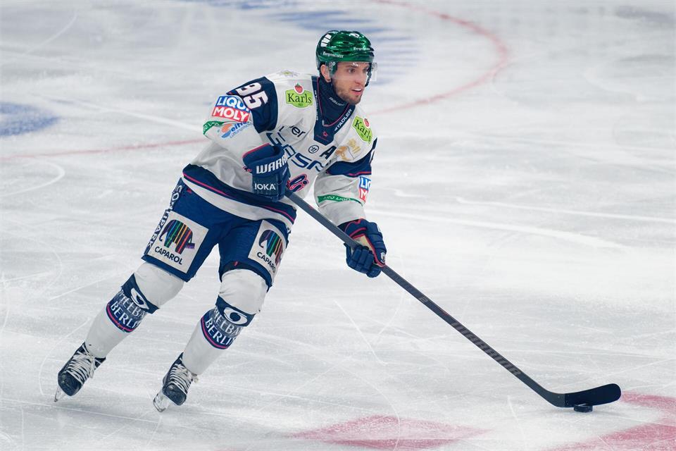 Angreifer Frederik Tiffels traf beim Heimsieg der Eisbären Berlin gegen die Grizzlys Wolfsburg doppelt. (Archivbild)Uwe Anspach/dpa