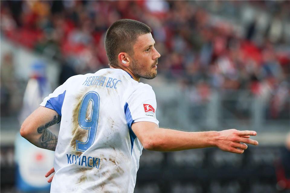 Schlechte Nachricht für Hertha: Lange Pause für Kownacki Angreifer Kownacki fällt längere Zeit aus. Daniel Karmann/dpa