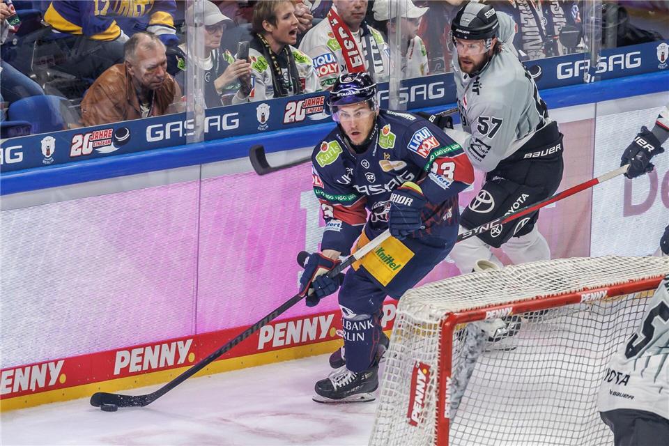 Angreifer Leonhard Pföderl beendete mit seinen neiden Toren beim 4:2 der Eisbären Berlin gegen die Kölner Haie eine lange Durststrecke.Andreas Gora/dpa
