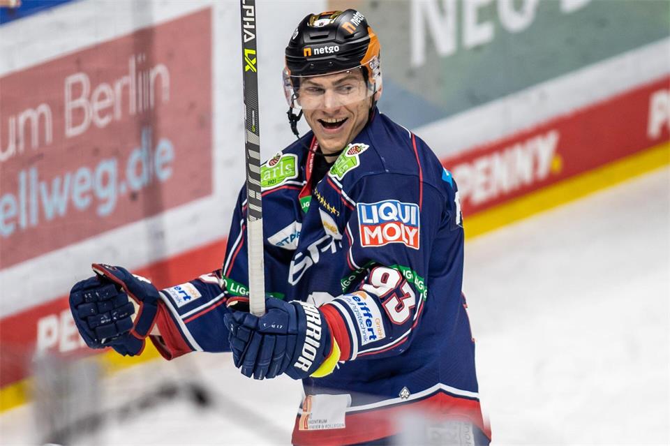 Angreifer Leonhard Pföderl steuerte zwei Tore zum Sieg der Eisbären Berlin gegen Graz in der CHL bei.Andreas Gora/dpa