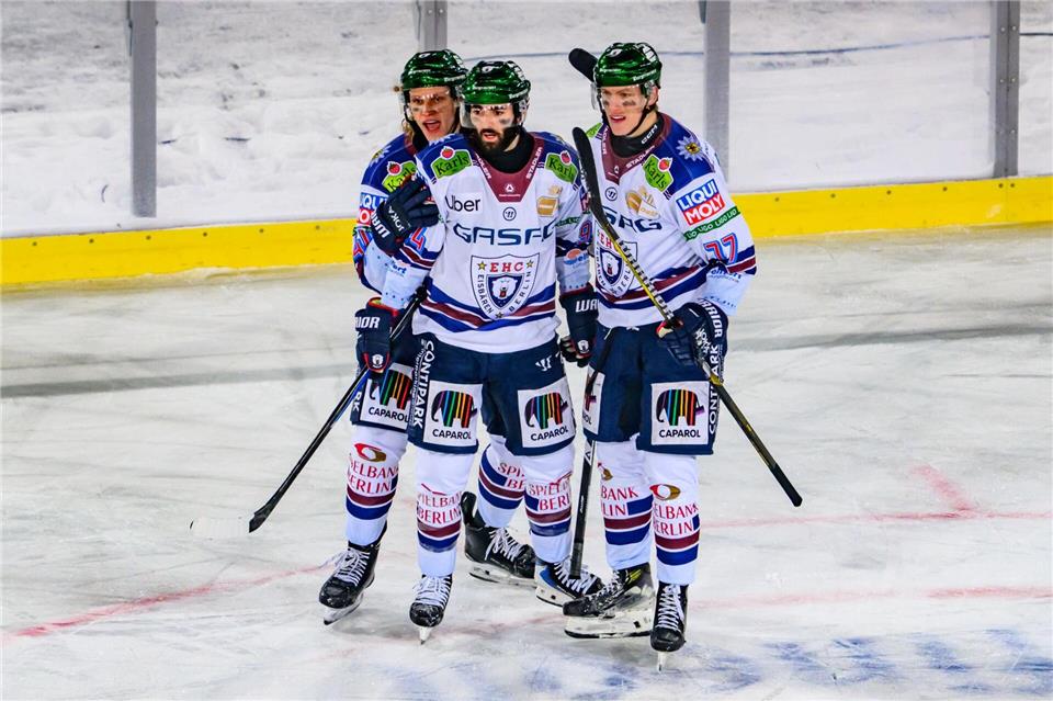 Angreifer Liam Kirk (M.) erzielte den Siegtreffer der Eisbären Berlin im Winter Game der DEL gegen die Dresdner Eislöwen.Robert Michael/dpa