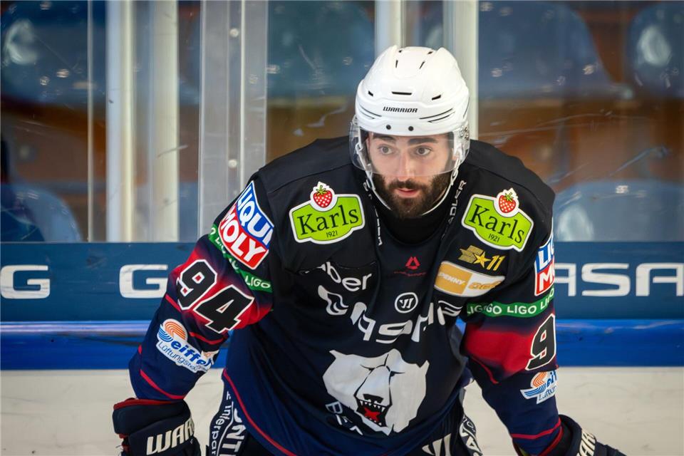 Angreifer Liam Kirk erzielte beim Sieg der Eisbären Berlin in Straubing drei Tore.Soeren Stache/dpa