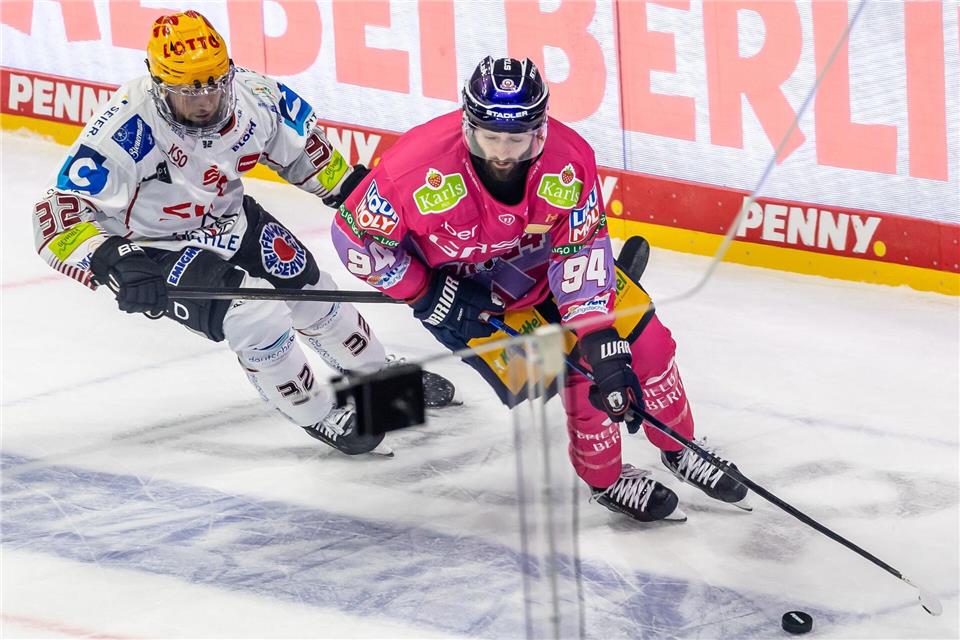 Angreifer Liam Kirk (r) erzielte den entscheidenden Treffer der Eisbären Berlin beim 5:4 in Nürnberg.picture alliance / Andreas Gora