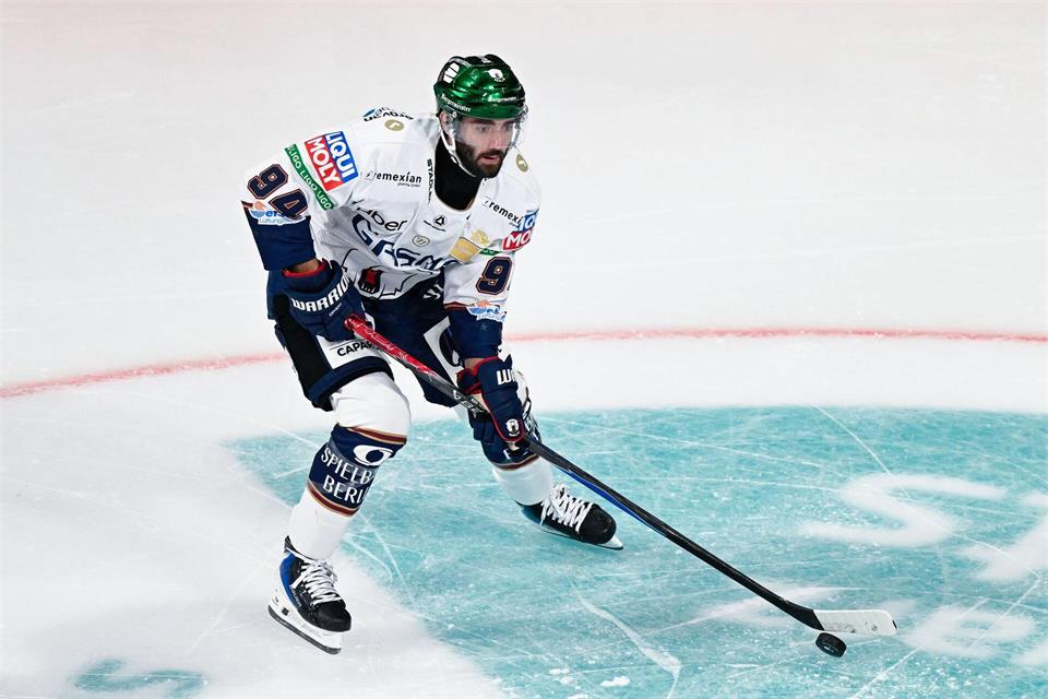 Angreifer Liam Kirk traf beim Auswärtssieg der Eisbären Berlin in Köln zum zwischenzeitlichen 2:1.Uwe Anspach/dpa
