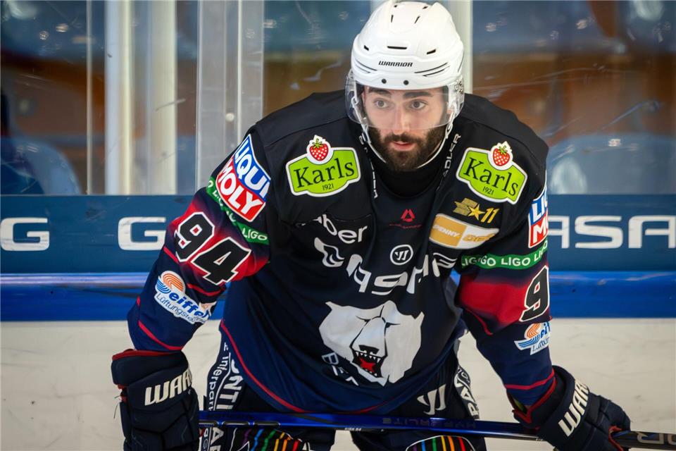 Angreifer Liam Kirk verwandelte beim Sieg der Eisbären Berlin in Frankfurt den entscheidenden Penalty. (Archivbild)Soeren Stache/dpa