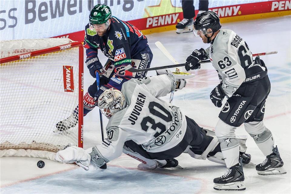 Angreifer Marcel Noebels erzielte beim Sieg der Eisbären Berlin im ersten DEL-Halbfinale gegen die Kölner Haie das 3:1.Andreas Gora/dpa