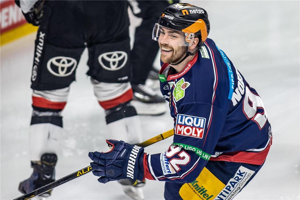 Angreifer Marcel Noebels traf beim Heimsieg der Eisbären Berlin gegen die Straubing Tigers. (Archivbild)Andreas Gora/dpa