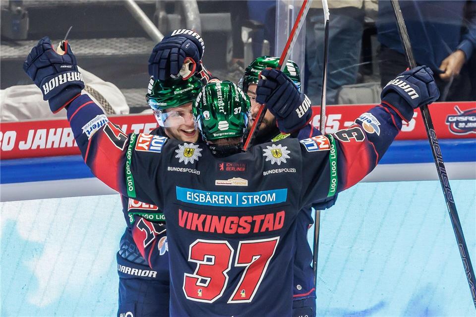 Eisbären Berlin gewinnen in Schwenningen nach Verlängerung Angreifer Markus Vikingstad (m.) erzielte den Siegtreffer der Eisbären Berlin gegen Schwenningen.Andreas Gora/dpa