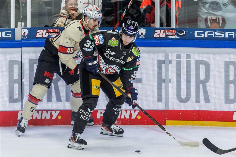 Angreifer Matej Leden von den Eisbären Berlin erzielte bei der knappen Heimniederlage gegen die Kölner Haie sein erstes DEL-Tor. (Archivbild)Andreas Gora/dpa
