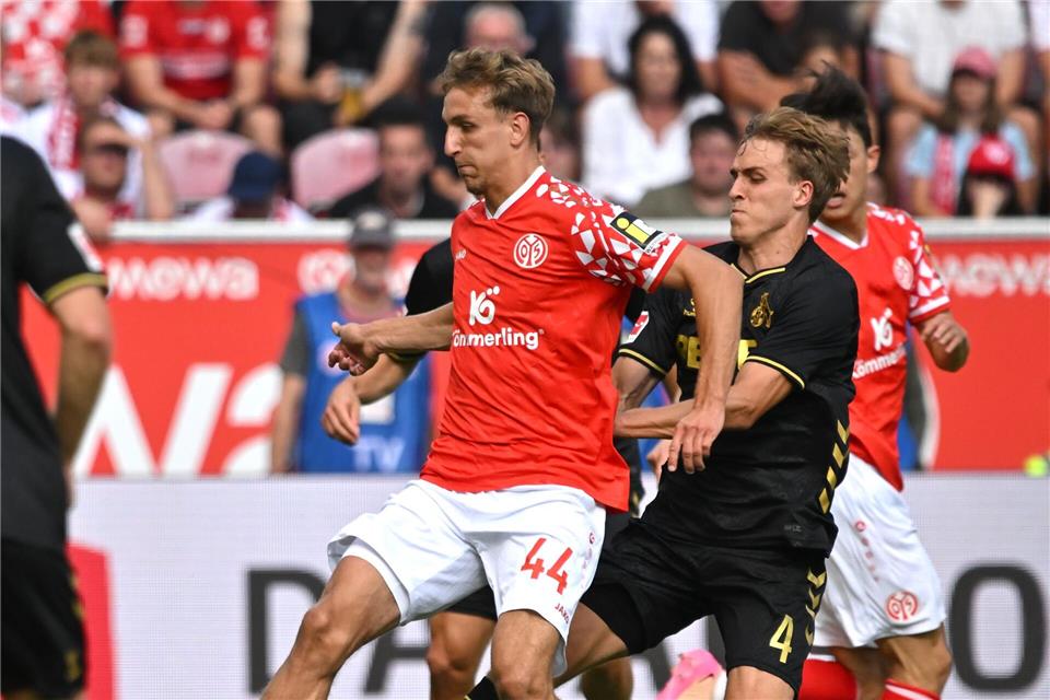 Angreifer Nelson Weiper (l) könnte am Donnerstag erstmals in dieser Saison in der Startelf des FSV Mainz 05 stehen.Torsten Silz/dpa