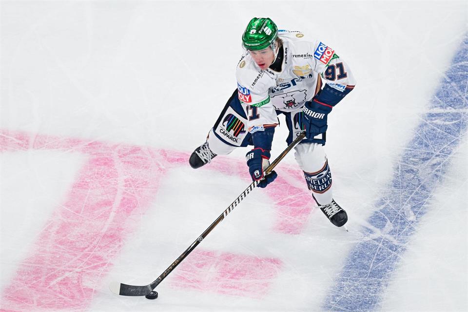 Angreifer Tobias Krestan erzielte beim Auswärtssieg der Eisbären Berlin in Krefeld seinen ersten DEL-Treffer. Uwe Anspach/dpa