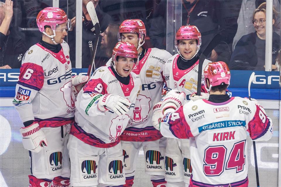 Angreifer Ty Ronning (2.v.l.) traf beim Auswärtssieg der Eisbären Berlin in Schwenningen doppelt. (Archivbild)Andreas Gora/dpa