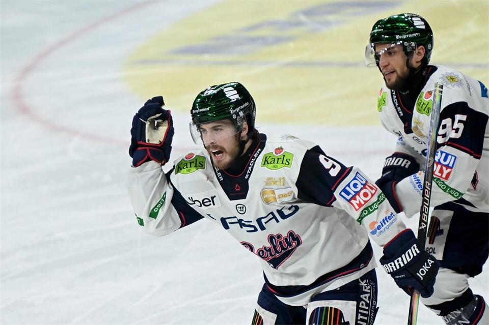 Angreifer Ty Ronning (l.) erzielte beim Heimsieg der Eisbären Berlin gegen die Iserlohn Roosters das Tor zum 4:0. (Archivbild)Florian Wiegand/dpa