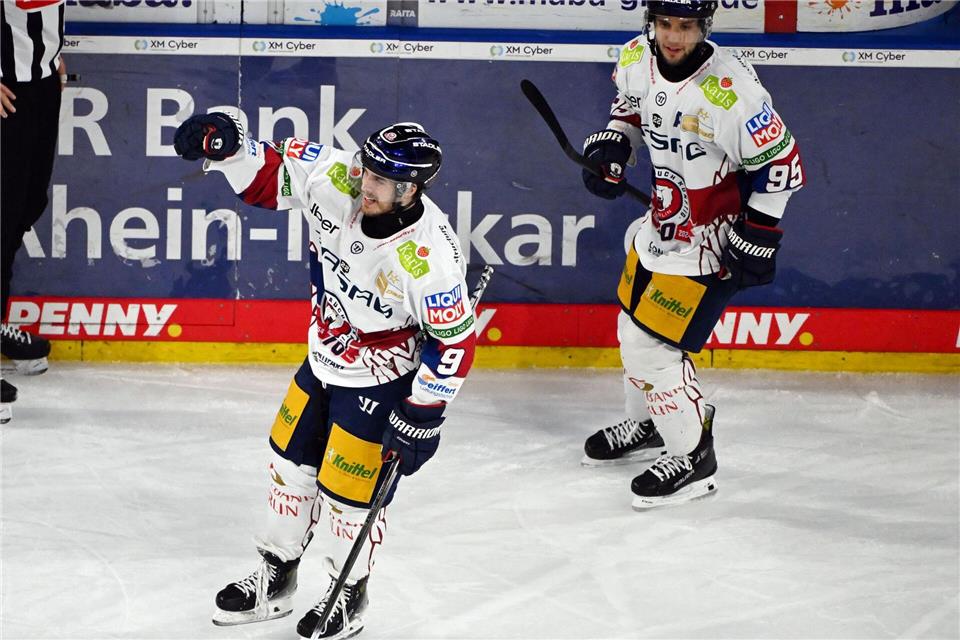 Angreifer Ty Ronning (l) erzielte den Siegtreffer der Eisbären Berlin gegen die Adler Mannheim.Uli Deck/dpa
