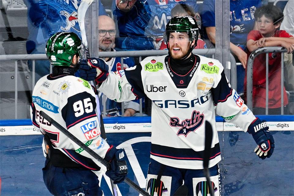 Angreifer Ty Ronning (r.) steuerte drei Tore zum Heimsieg der Eisbären Berlin gegen die Nürnberg Ice Tigers bei. (Archivbild)Uwe Anspach/dpa
