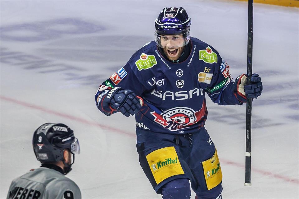 Angreifer Yannick Veilleux erzielte den ersten Treffer der Eisbären Berlin im Testspiel gegen die Lausitzer Füchse.Andreas Gora/dpa