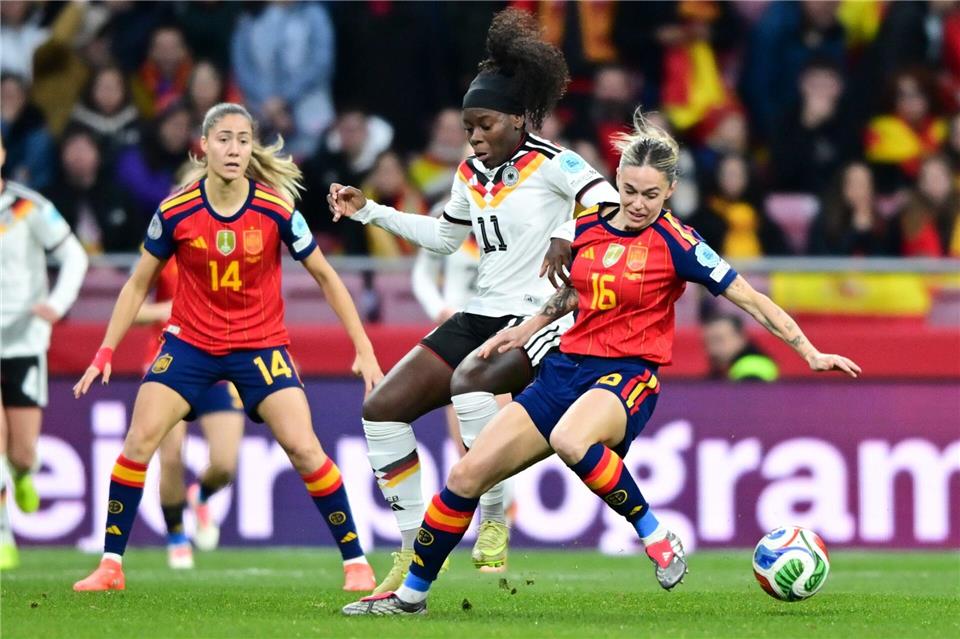 Angreiferin Nicole Anyomi (weißes Trikot) stößt auf viel Gegenwehr.Sebastian Christoph Gollnow/dpa