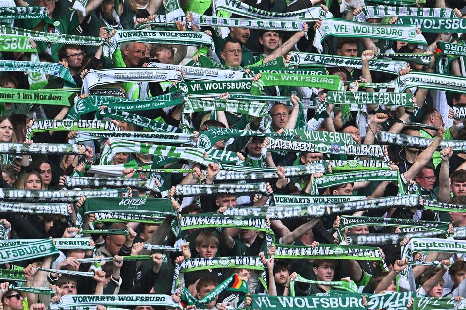 Angriff auf Wolfsburg-Anhänger nach dem Spiel gegen Bayern. Swen Pförtner/dpa