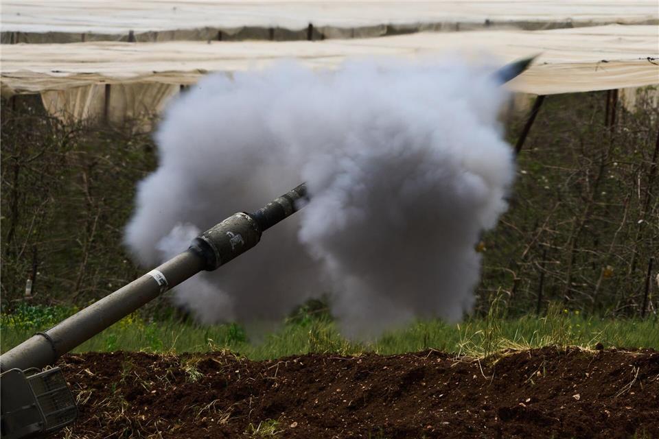 Angriffe beider Seiten gab es trotz der geltenden Waffenruhe. (Archivbild)Ariel Schalit/AP/dpa