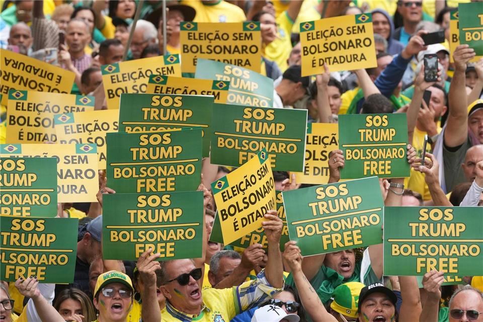 Brasilien: Bolsonaro zu mehr als 27 Jahren Haft verurteilt Anhänger Bolsonaros protestieren gegen den Prozess. (Archivbild)Andre Penner/AP/dpa